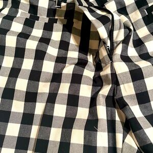 Ann Taylor - Checkered capri pants. Size 8